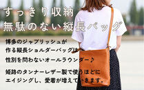 カッサ&nbsp;|&nbsp;男女兼用の縦長ショルダーバッグ&nbsp;【キャメル】&nbsp;博多革工房&nbsp;Japlish&nbsp;|&nbsp;ジャプリッシュ
