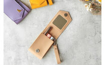 【ベージュ】毎日の“ときめき”を仕込めるリップケース　リップクリームホルダー　キーホルダーストラップ【ミラー付き・3本入る】