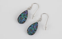 【嵯峩螺鈿野村】押合菊グリーンピアス｜京都&nbsp;老舗&nbsp;伝統工芸&nbsp;漆器&nbsp;ジュエリー［&nbsp;京都&nbsp;老舗&nbsp;伝統工芸&nbsp;工芸品&nbsp;アクセサリー&nbsp;ジュエリー&nbsp;ファッション&nbsp;漆&nbsp;人気&nbsp;おすすめ&nbsp;職人&nbsp;お取り寄せ&nbsp;通販&nbsp;送料無料&nbsp;ふるさと納税&nbsp;］