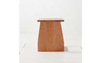 座面の下にモノが置けるシェルフスツール&nbsp;チェリー無垢材&nbsp;ベンチの他に花台やステップ、ベッドサイドテーブルとしても使えます