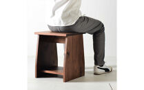 座面の下にモノが置けるシェルフスツール&nbsp;ウォールナット無垢材&nbsp;ベンチの他に花台やステップ、ベッドサイドテーブルとしても使えます