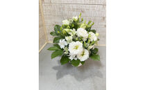 1960年創業&nbsp;老舗花屋の御供生花アレンジメント（白×グリーン系定番デザイン）
