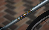 【高島屋選定品】＜VIGORE＞ラグ付きハンドメイドロードバイク「70next」Di2｜京都&nbsp;自転車&nbsp;ロードバイク&nbsp;人気ブランド［&nbsp;自転車&nbsp;ロードバイク&nbsp;クラシカル&nbsp;最先端&nbsp;おすすめ&nbsp;高級&nbsp;スポーツ&nbsp;アウトドア&nbsp;ツーリング&nbsp;サイクリング&nbsp;お取り寄せ&nbsp;通販&nbsp;送料無料&nbsp;ふるさと納税&nbsp;］