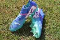 プロサッカー選手　遠藤航選手サイン入りスパイク（デザイン２）