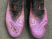 プロサッカー選手　遠藤航選手サイン入りスパイク（デザイン３）