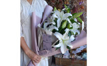 【母の日】カサブランカ３本とグリーンの花束＜お届け日：2026年5/4～5/10&nbsp;当店おまかせ&nbsp;＞母の日カード付き【&nbsp;母の日&nbsp;ギフト&nbsp;アレンジ&nbsp;花&nbsp;贈り物&nbsp;大阪府&nbsp;門真市&nbsp;】