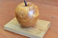 屋久杉&nbsp;リンゴの置物（台付き）＜島屋工房＞