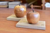 屋久杉&nbsp;リンゴの置物（台付き）＜島屋工房＞