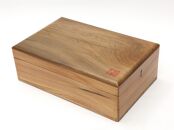 プレゼントに最適！屋久杉化粧箱入り焼酎三岳　屋久杉フリーカップ２個付き