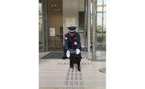 尾道市立美術館オリジナル「黒ねこ刺繍Tシャツ（白・Ｍサイズ）＆警備員ピンバッジ」（Ｔシャツ刺繍位置：袖）