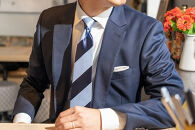 &nbsp;【受注生産】匠の技術で織り上げるシルク１００％の２段ストライプネクタイ（ネイビー×サックス）|&nbsp;ネクタイ&nbsp;シルク&nbsp;ストライプ&nbsp;高級&nbsp;ビジネス&nbsp;フォーマル&nbsp;贈答用&nbsp;送料無料&nbsp;東京&nbsp;八王子