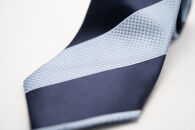 &nbsp;【受注生産】匠の技術で織り上げるシルク１００％の２段ストライプネクタイ（ネイビー×サックス）|&nbsp;ネクタイ&nbsp;シルク&nbsp;ストライプ&nbsp;高級&nbsp;ビジネス&nbsp;フォーマル&nbsp;贈答用&nbsp;送料無料&nbsp;東京&nbsp;八王子