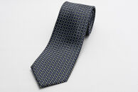 【受注生産】匠の技術で織り上げるシルク１００％のマイクロ小紋柄ネクタイ（ネイビー×グリーン）|&nbsp;ネクタイ&nbsp;シルク&nbsp;柄&nbsp;高級&nbsp;ビジネス&nbsp;フォーマル&nbsp;贈答用&nbsp;送料無料&nbsp;東京&nbsp;八王子&nbsp;