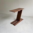 ウォールナット無垢材で造られたサイドテーブル（ブックスタンドとしても使用可）