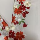 半衿白地に赤い花柄の刺繍