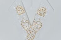 半衿白地い金糸の葵の刺繍