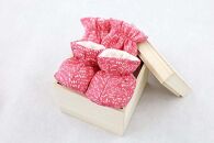 【天然染料・型染】京丹後シルク　出産祝いセット（ベビーミトン、プーティセット）　小花　ピンク