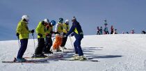 はじめてのスキーレッスン（白い雪と青空が映える９：３０スタート）