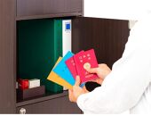 A4ファイル収納 3段 扉＆カギ付きタイプ ホワイト aku100706501