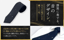 【光映工芸】京都発！特許高蒔絵技法による伝統工芸品  京金彩ネクタイ＆チーフセット【音符】（黒）［ 京都 老舗 ネクタイ チーフ 高級 人気 おすすめ 金彩友禅 京金彩 織物 カジュアル ギフト プレゼント お取り寄せ 通販 送料無料 ふるさと納税 ］
