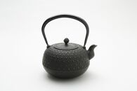 南部鉄器　鉄瓶　丸形亀甲アラレ 1.3L 【伝統工芸士 佐藤　勝芳 作】 伝統工芸品 日本製 鉄分 窯焼き 白湯 デトックス 縁起物 調理 アウトドア 職人 直火