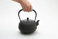 南部鉄器　鉄瓶　丸形亀甲アラレ 1.3L 【伝統工芸士 佐藤　勝芳 作】 伝統工芸品 日本製 鉄分 窯焼き 白湯 デトックス 縁起物 調理 アウトドア 職人 直火