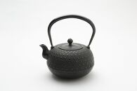 南部鉄器　鉄瓶　丸形亀甲アラレ 1.3L 【伝統工芸士 佐藤　勝芳 作】 伝統工芸品 日本製 鉄分 窯焼き 白湯 デトックス 縁起物 調理 アウトドア 職人 直火