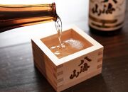 【魚沼地域限定】純米酒 八海山「魚沼で候」720ml×3(化粧箱付き)